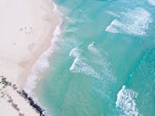 澳大利亚昆士兰州库鲁宾海滩的鸟瞰图令人惊叹，轻柔的波浪与沙滩相遇