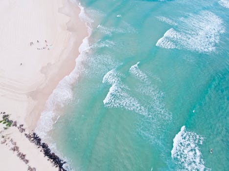 澳大利亚昆士兰州库鲁宾海滩的鸟瞰图令人惊叹，轻柔的波浪与沙滩相遇