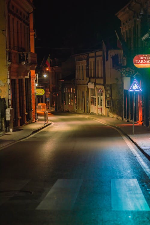 Fotobanka s bezplatnými fotkami na tému mestský, mestských ulíc, noc