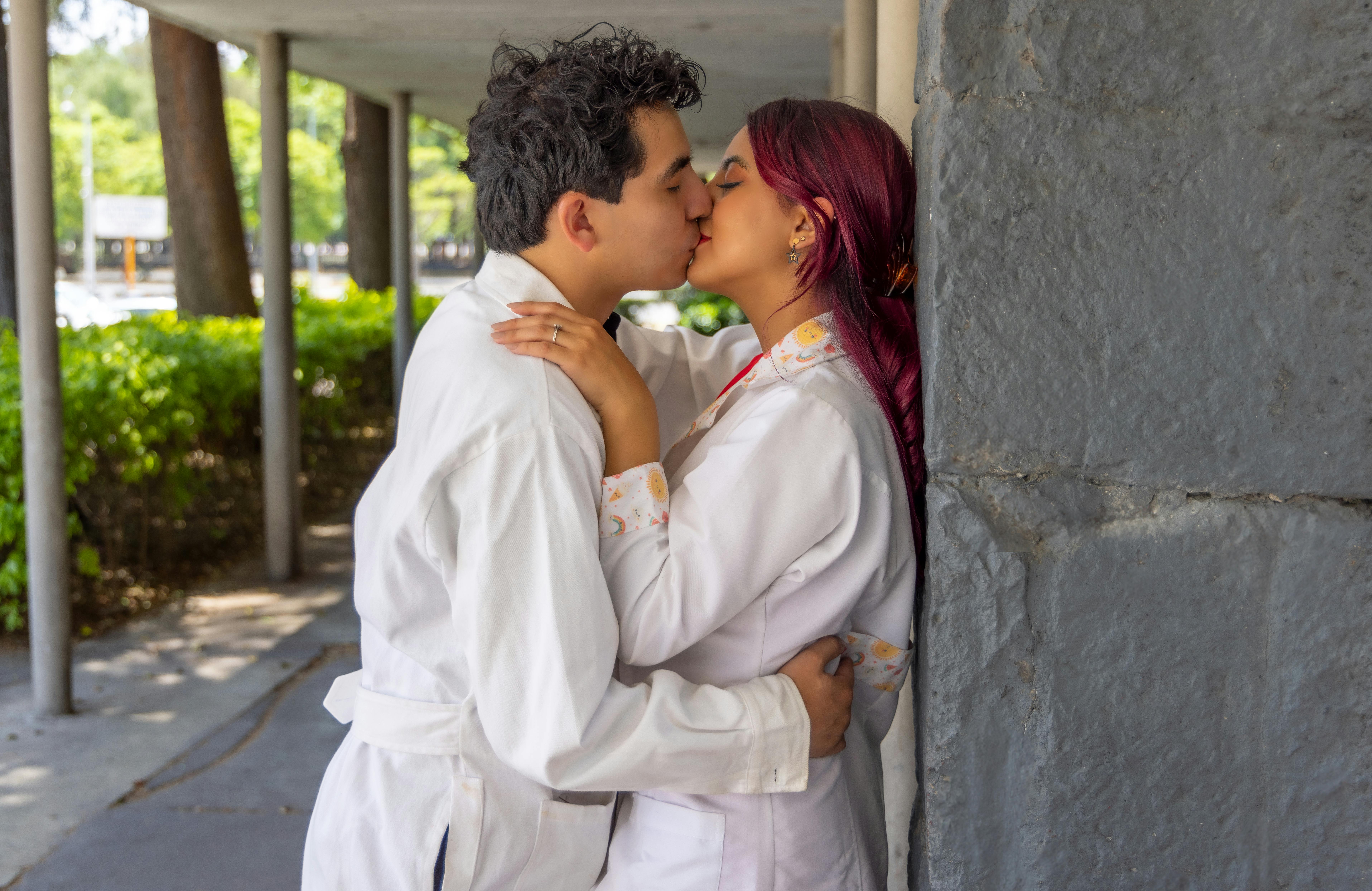 Médico en bata blanca conversando con paciente, simbolizando atención médica