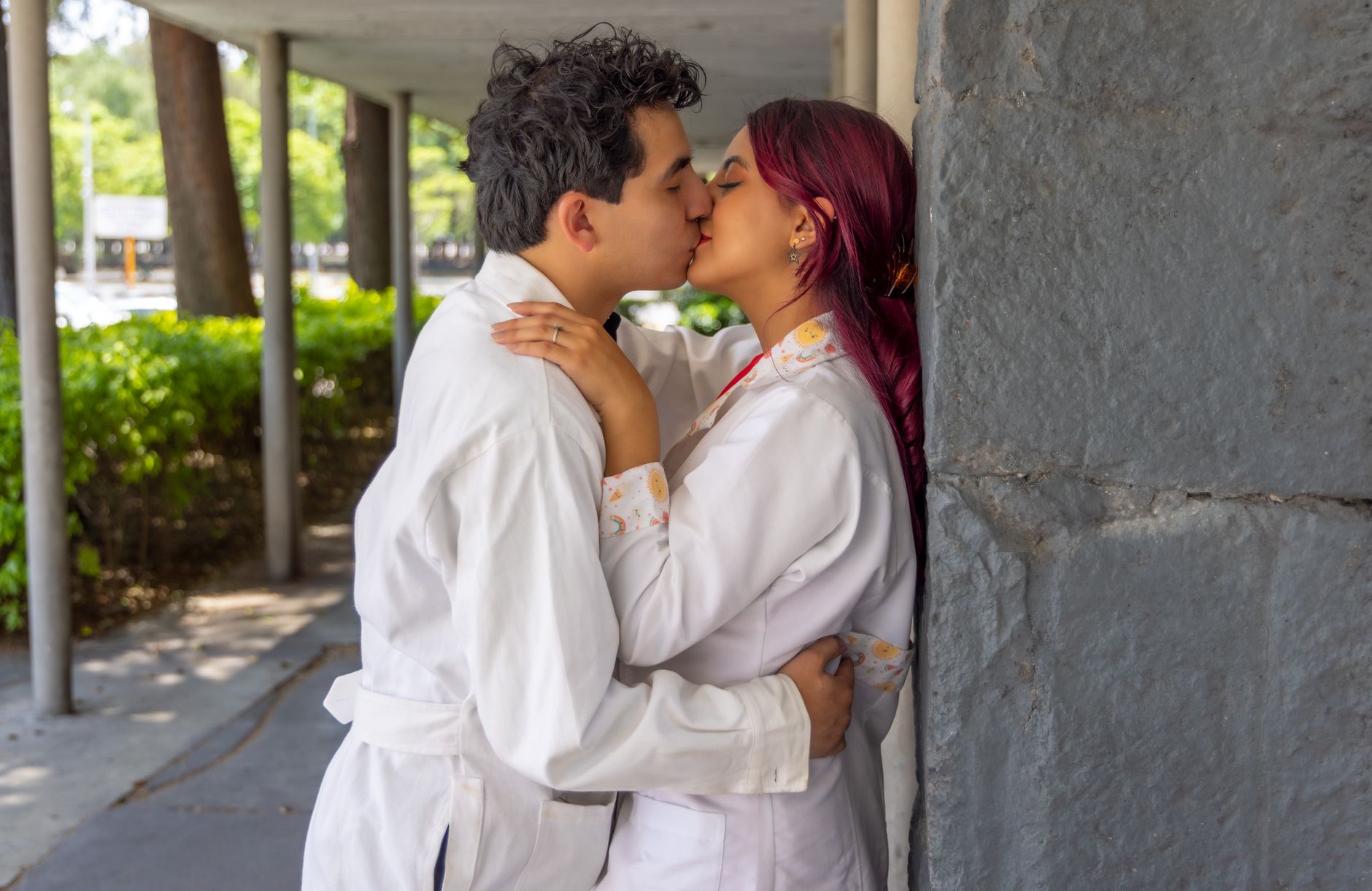Profesional de la salud en bata blanca con un estetoscopio, consultando con una paciente