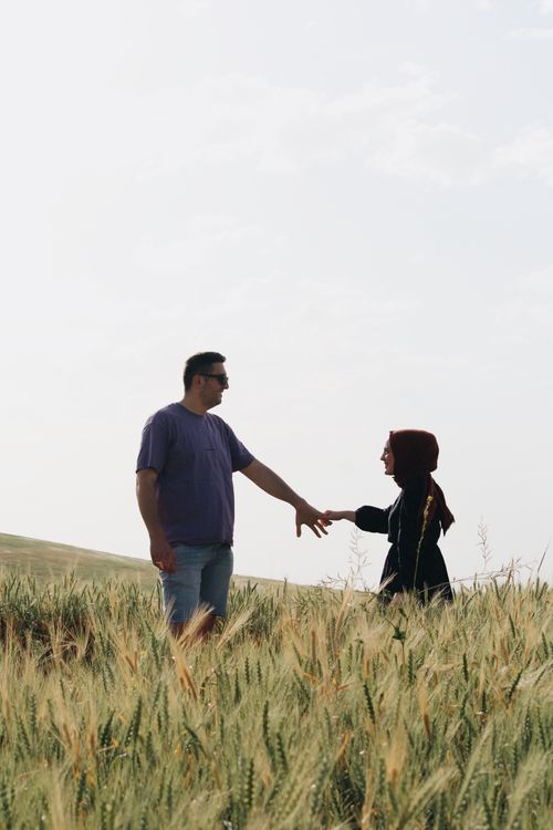 Free A romantic couple holding hands in a sunlit wheat field in Batman, Türkiye. Stock Photo