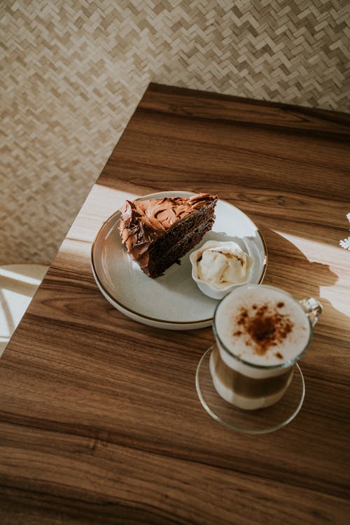 bardak, cappuccino, çikolata içeren Ücretsiz stok fotoğraf