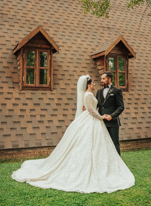 건물, 결혼 사진, 껴안고 있는의 무료 스톡 사진