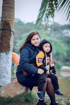 母子俩坐在户外，享受着公园的宁静