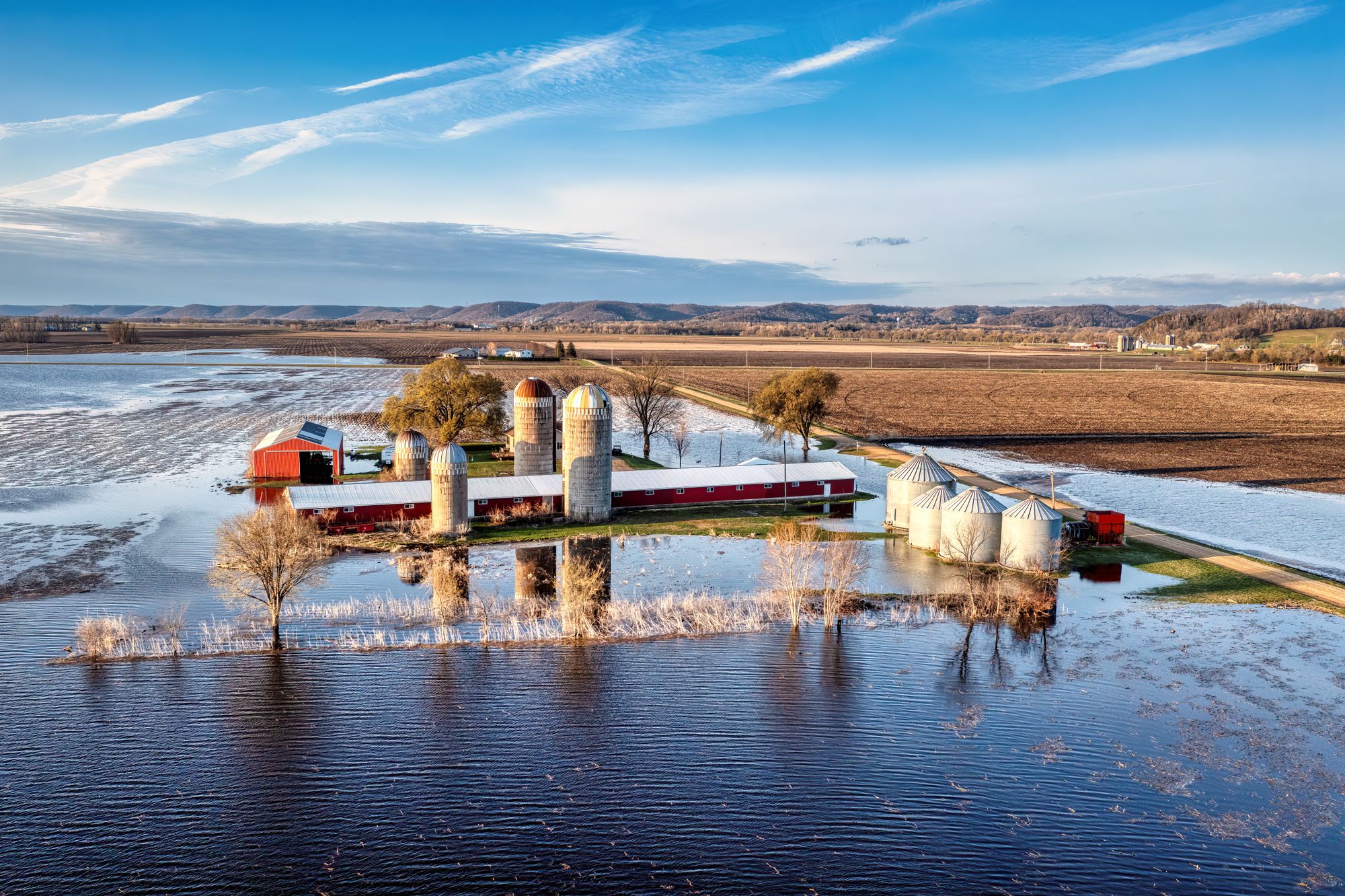 Vista aérea de un campo de pastura parcialmente cubierto por agua tras lluvias intensas