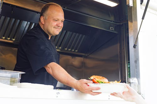 Darmowe zdjęcie z galerii z dający, food truck, jedzenie