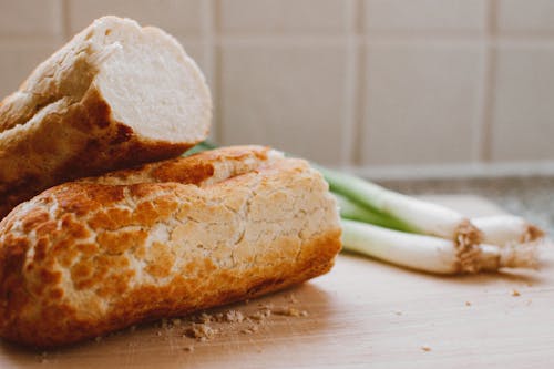 Free Sliced Bread and Onion Leaks Stock Photo