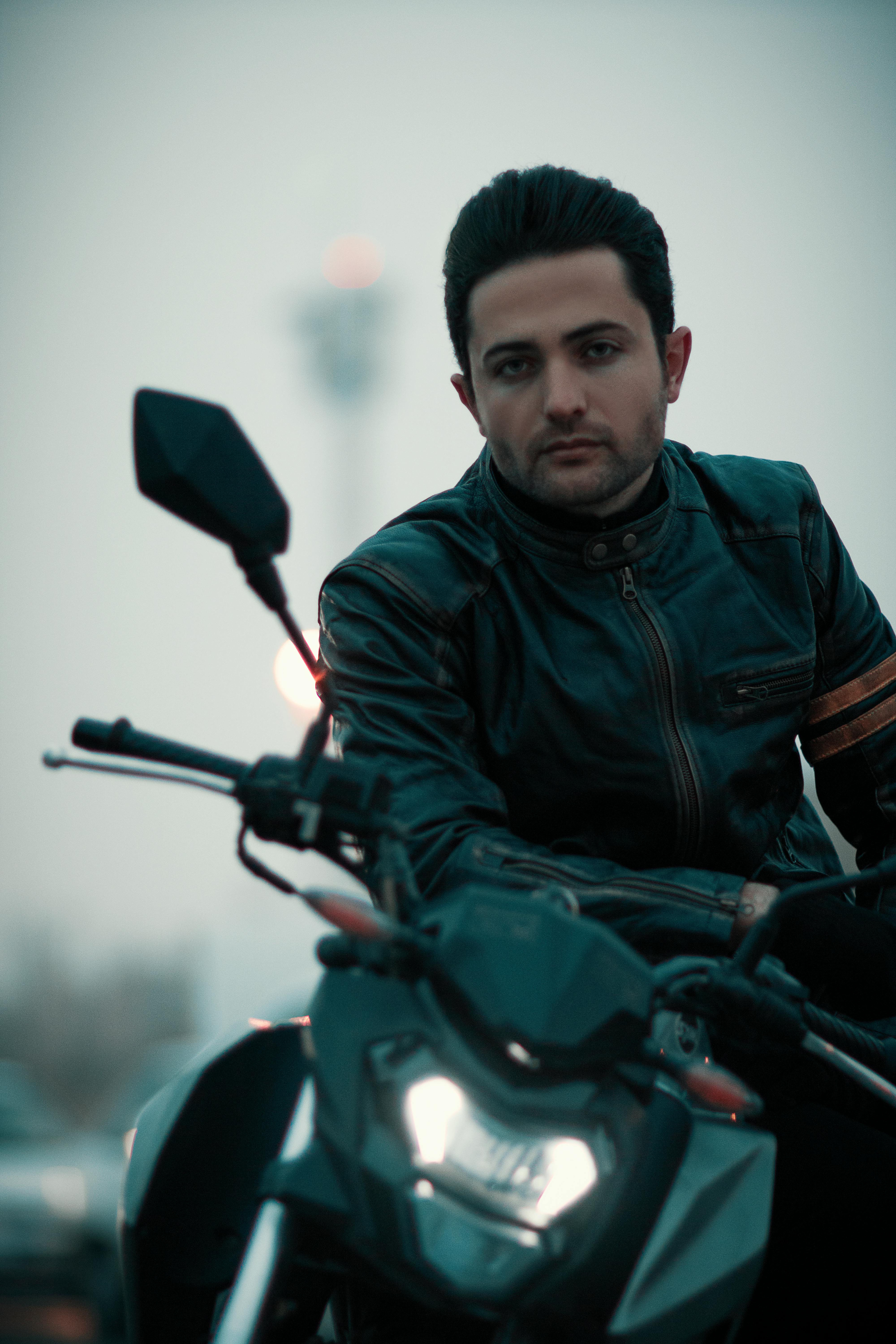 Gratis Fotos de stock gratuitas de adulto joven, al aire libre, anochecer Foto de stock