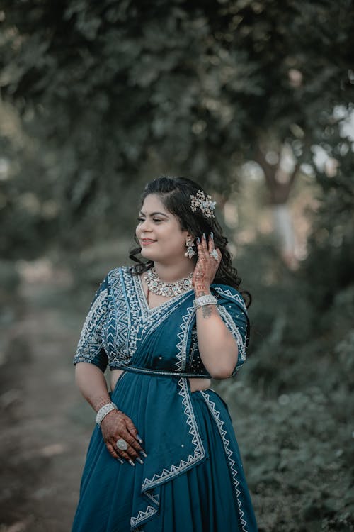 Kostnadsfri bild av blå klänning, fixering av hår, indisk kvinna