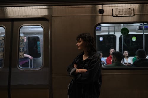 咖啡色頭髮的女人, 四輪的運貨馬車, 地鐵站 的 免費圖庫相片