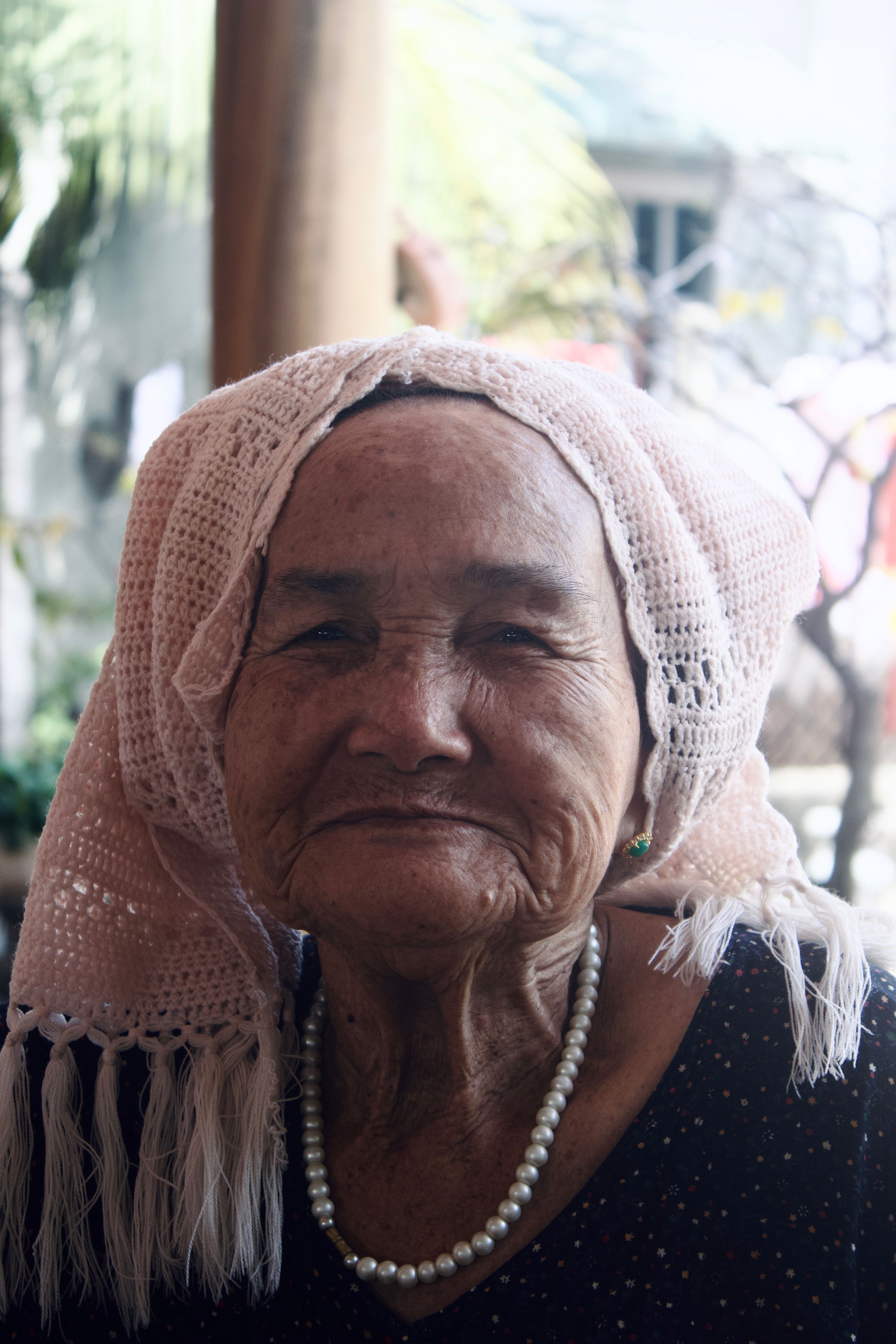 Confused Elderly Lady With Pearl Necklace Photos, Download The BEST