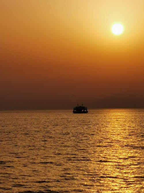 Fotos de stock gratuitas de barco, cielo amarillo, mar