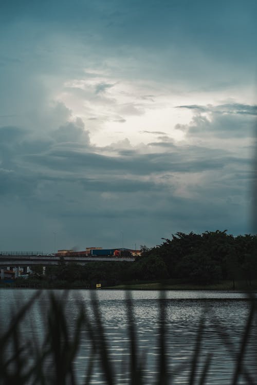 Бесплатное стоковое фото с вертикальный выстрел, вечер, дождевые облака