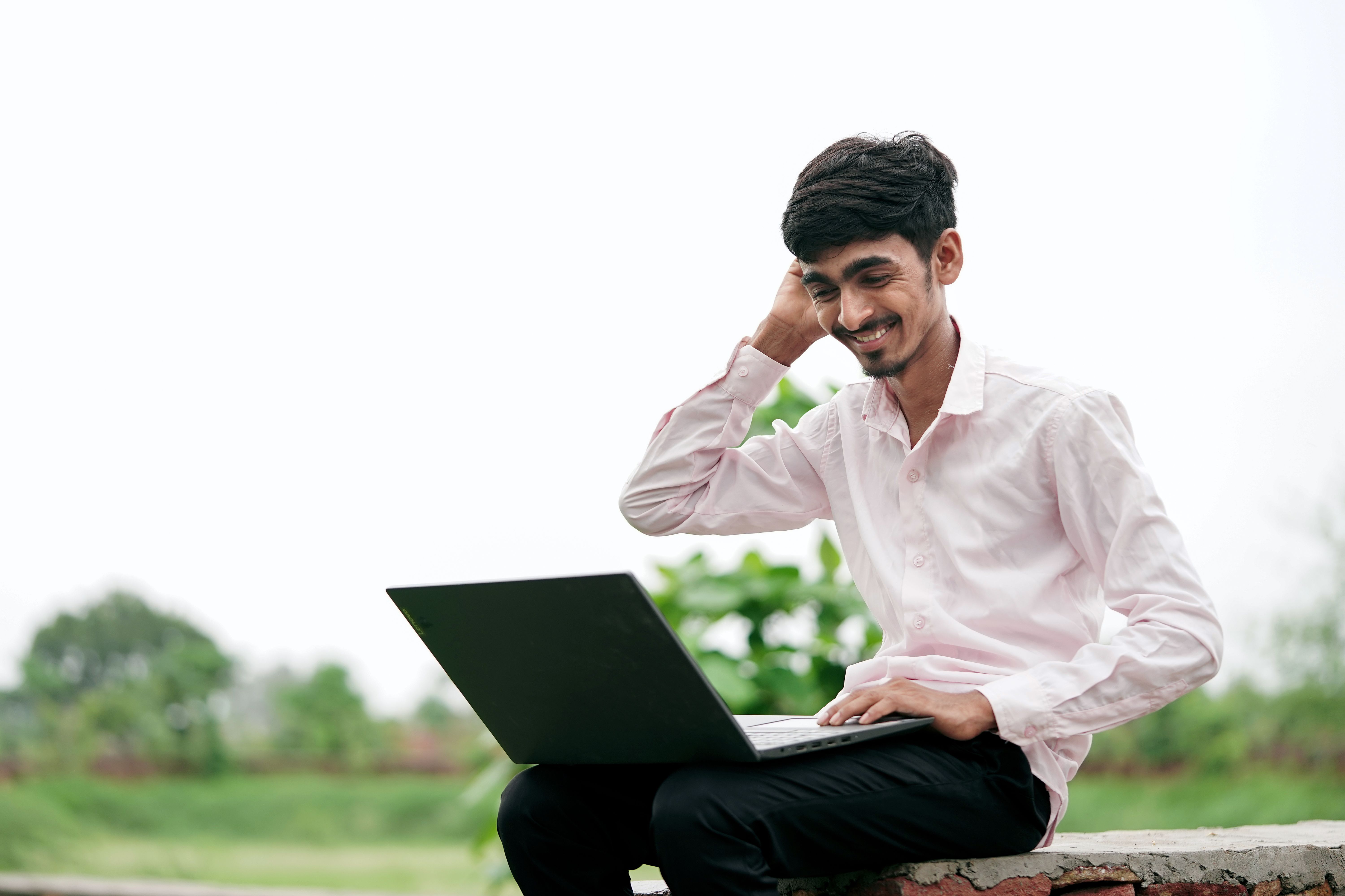 भारतीय खिलाड़ी लैपटॉप पर बोनस शर्तों की तुलना कर रहा है, बगल में हस्तलिखित गणना और कॉफी कप