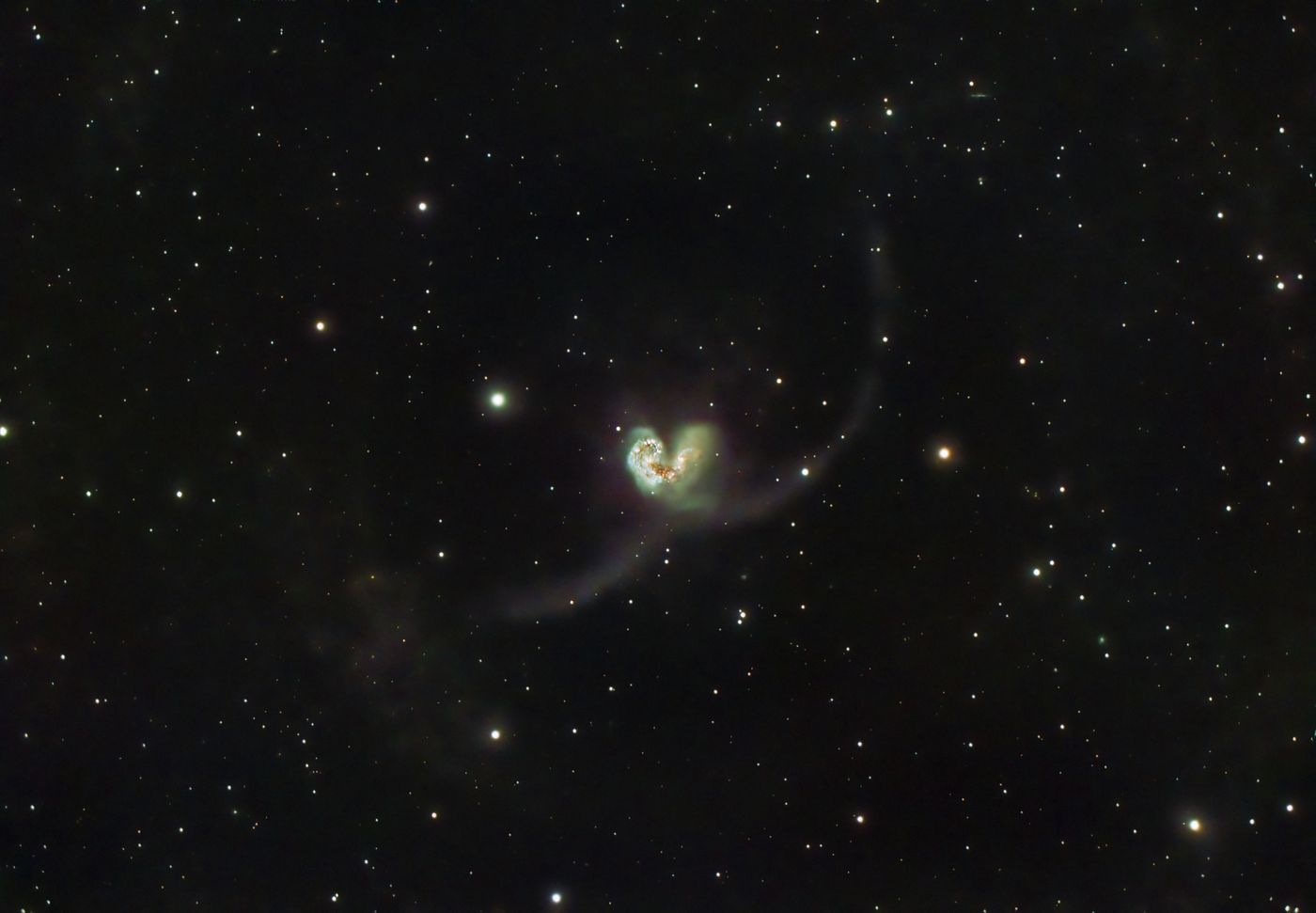 Galáxia distante cercada por estrelas