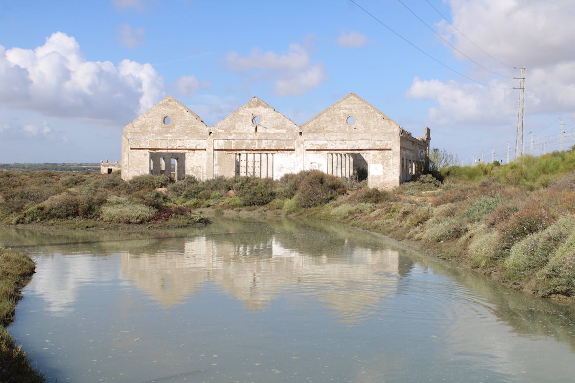 nave abandonada junto a la vía verde entre San Fernando y Puerto Real