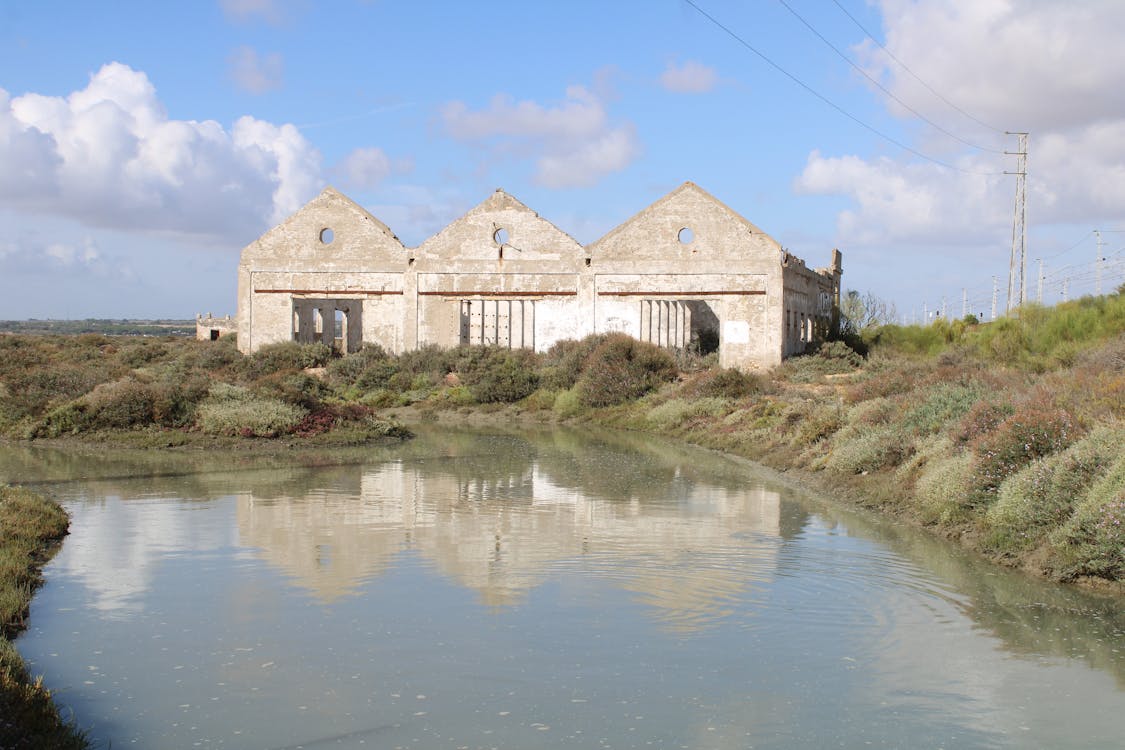 nave abandonada junto a la vía verde entre San Fernando y Puerto Real