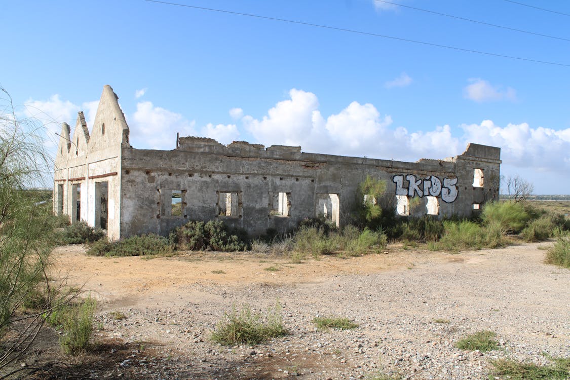 nave abandonada junto a la vía verde entre San Fernando y Puerto Real