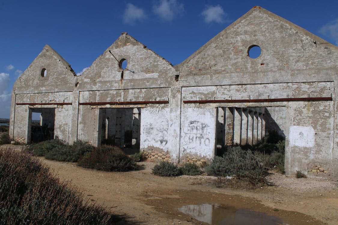 nave abandonada junto a la vía verde entre San Fernando y Puerto Real