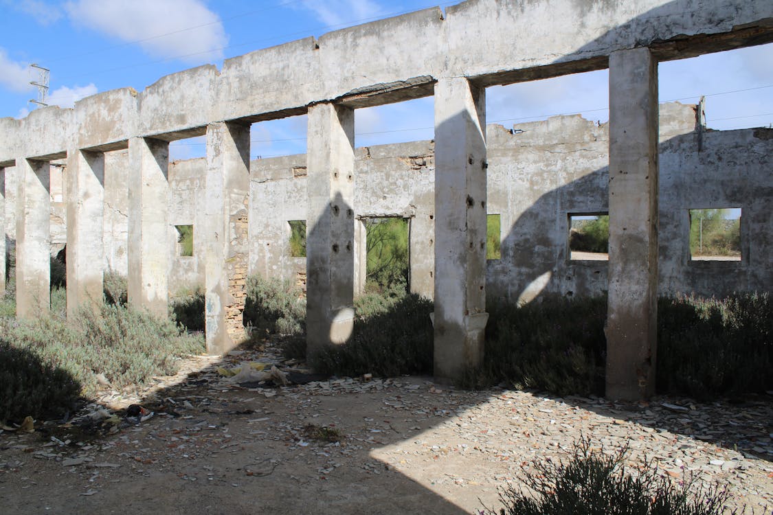 nave abandonada junto a la vía verde entre San Fernando y Puerto Real