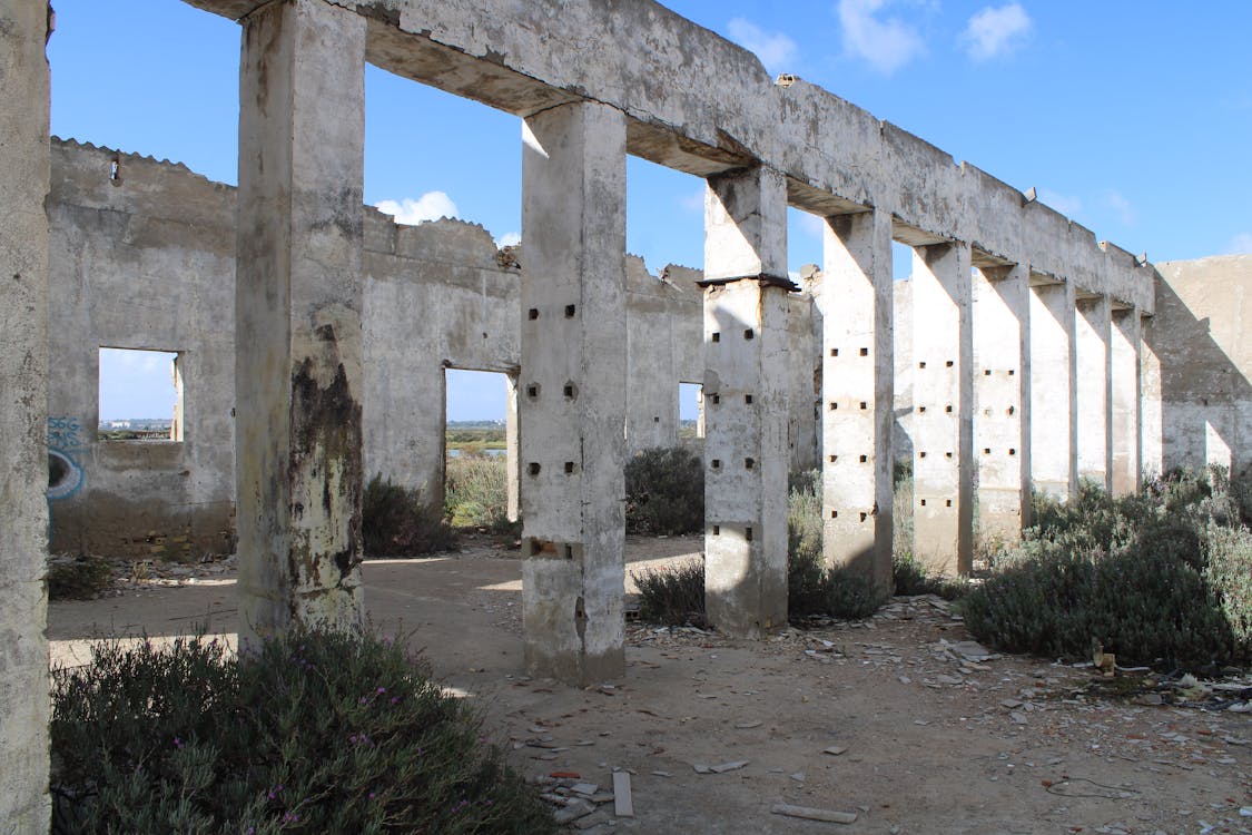 nave abandonada junto a la vía verde entre San Fernando y Puerto Real