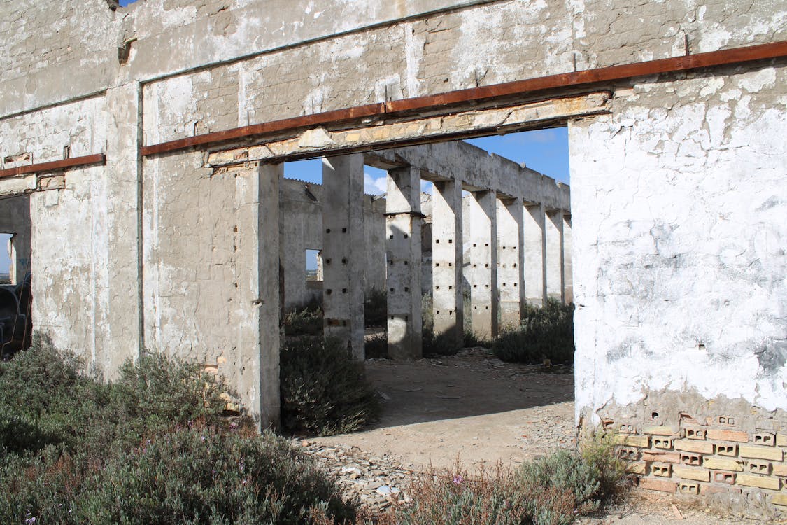 nave abandonada junto a la vía verde entre San Fernando y Puerto Real