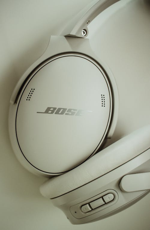 White Bose Quiet Comfort 45