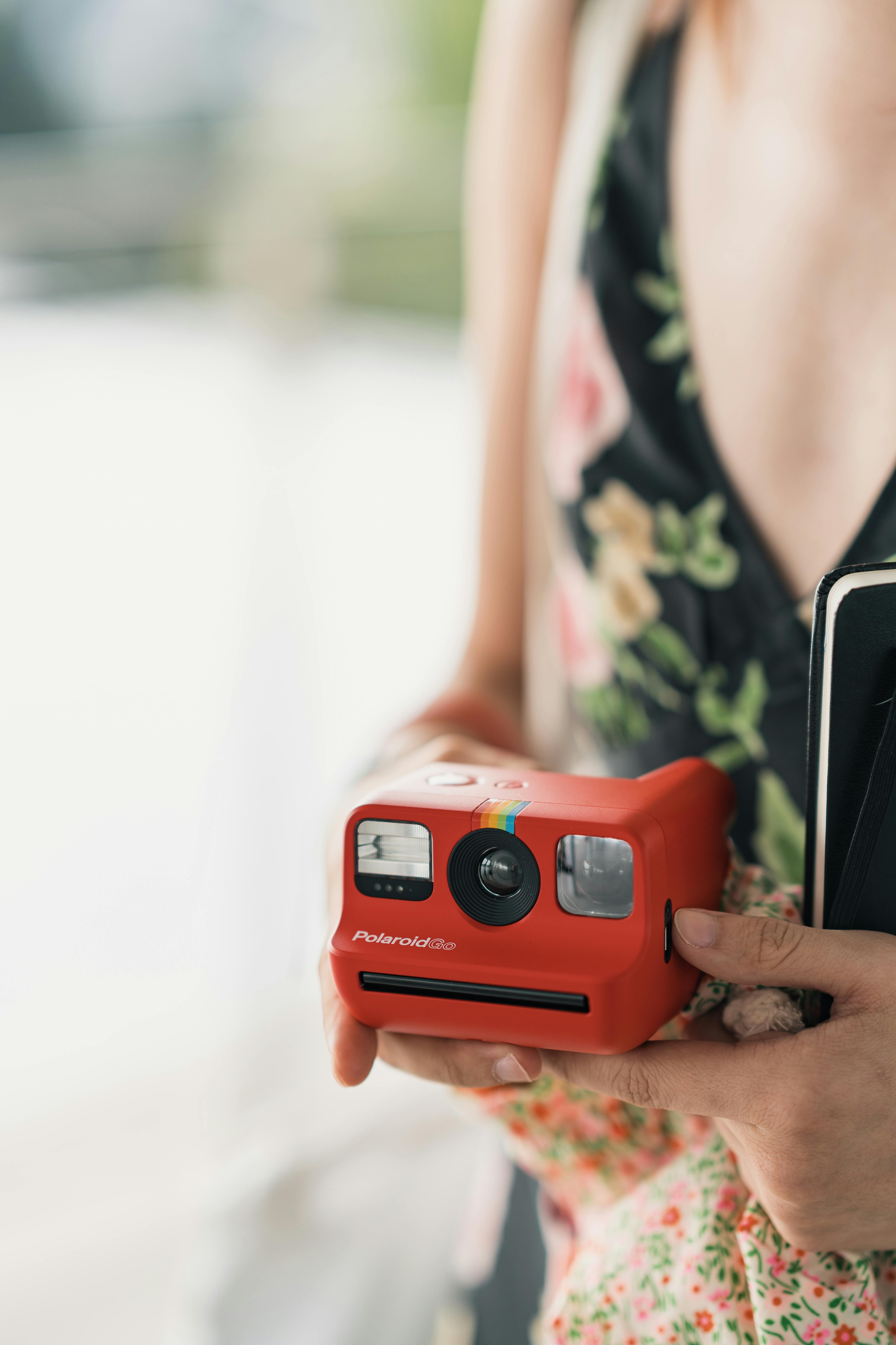 De franc Foto d'estoc gratuïta de càmera analògica, càmera instantània, càmera vermella Foto d'estoc