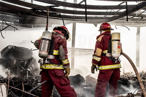 Základová fotografie zdarma na téma budova, hadice, hasiči