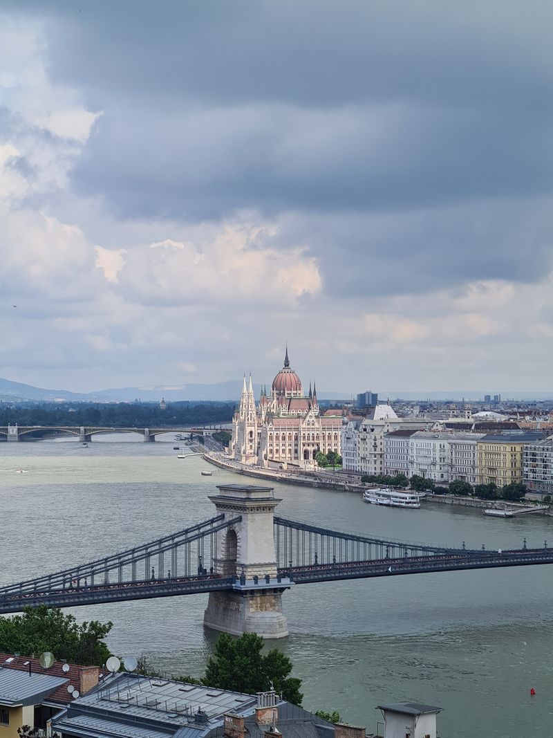 Panorama Budapestei cu Dunărea și Podul cu Lanțuri — orașul băilor termale