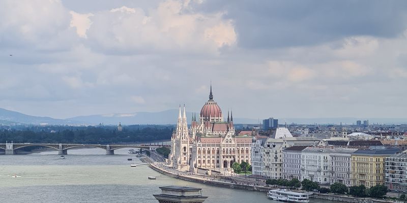 Budapest y el Danubio bajo las nubes