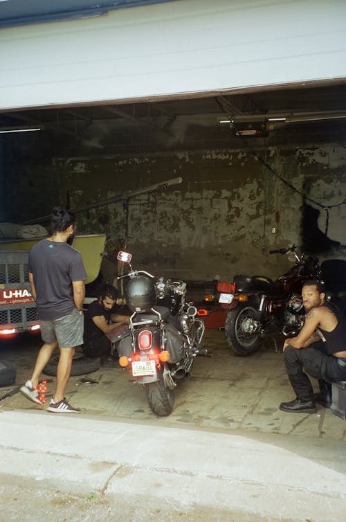 araba tamirhanesi, motorlu bisiklet, siyah motosiklet içeren Ücretsiz stok fotoğraf