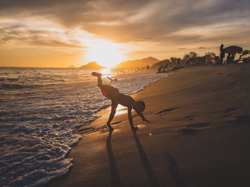 Menino Brincando Perto Da Costa