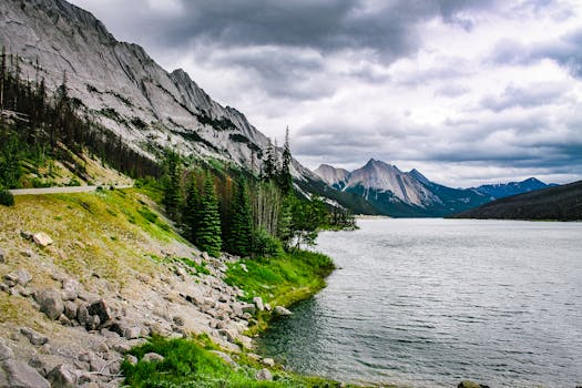 云层覆盖下的山湖景观令人惊叹，展现了大自然的美丽