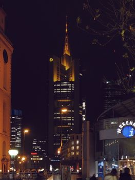 商业银行大厦在夜间照亮法兰克福的天际线，展示着城市的建筑与灯光
