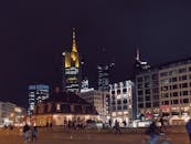 法兰克福的夜景中，摩天大楼的灯光与繁华的街道共同勾勒出天际线，捕捉着城市的活力