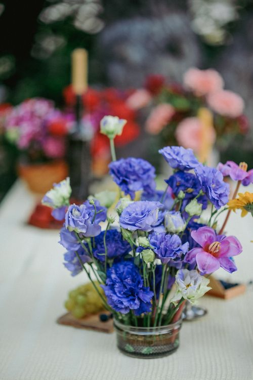 Free Colorful floral arrangement with purple blooms on a decorated table, perfect for summer events. Stock Photo