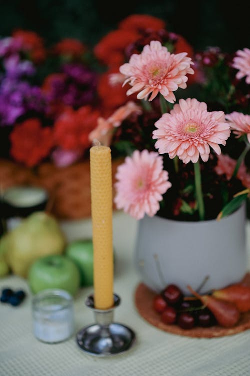 Gratis lagerfoto af blomster, blomsterbuket, bord