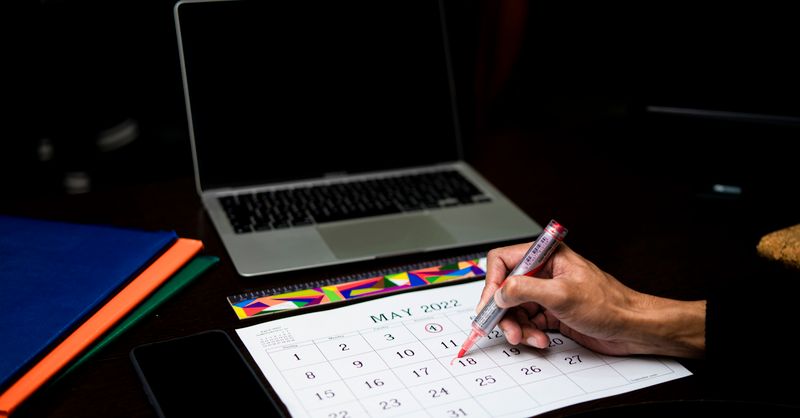 L’heure et le calendrier en questions : changement d’heure, fuseaux, jours fériés