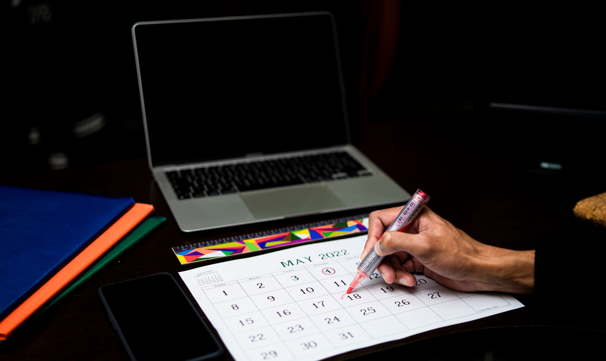 Prise de rendez-vous en ligne sur son site : le guide pour TPE et artisans (2026) 2 Planification d'un calendrier avec ordinateur portable et téléphone pour la réservation en ligne d'un site web à Savenay