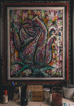 装饰框架里装着一幅充满活力的多色抽象花卉画