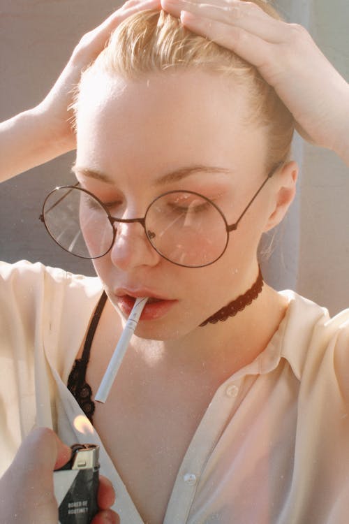 Kostnadsfri bild av cigarett, fixering av hår, kaukasisk kvinna