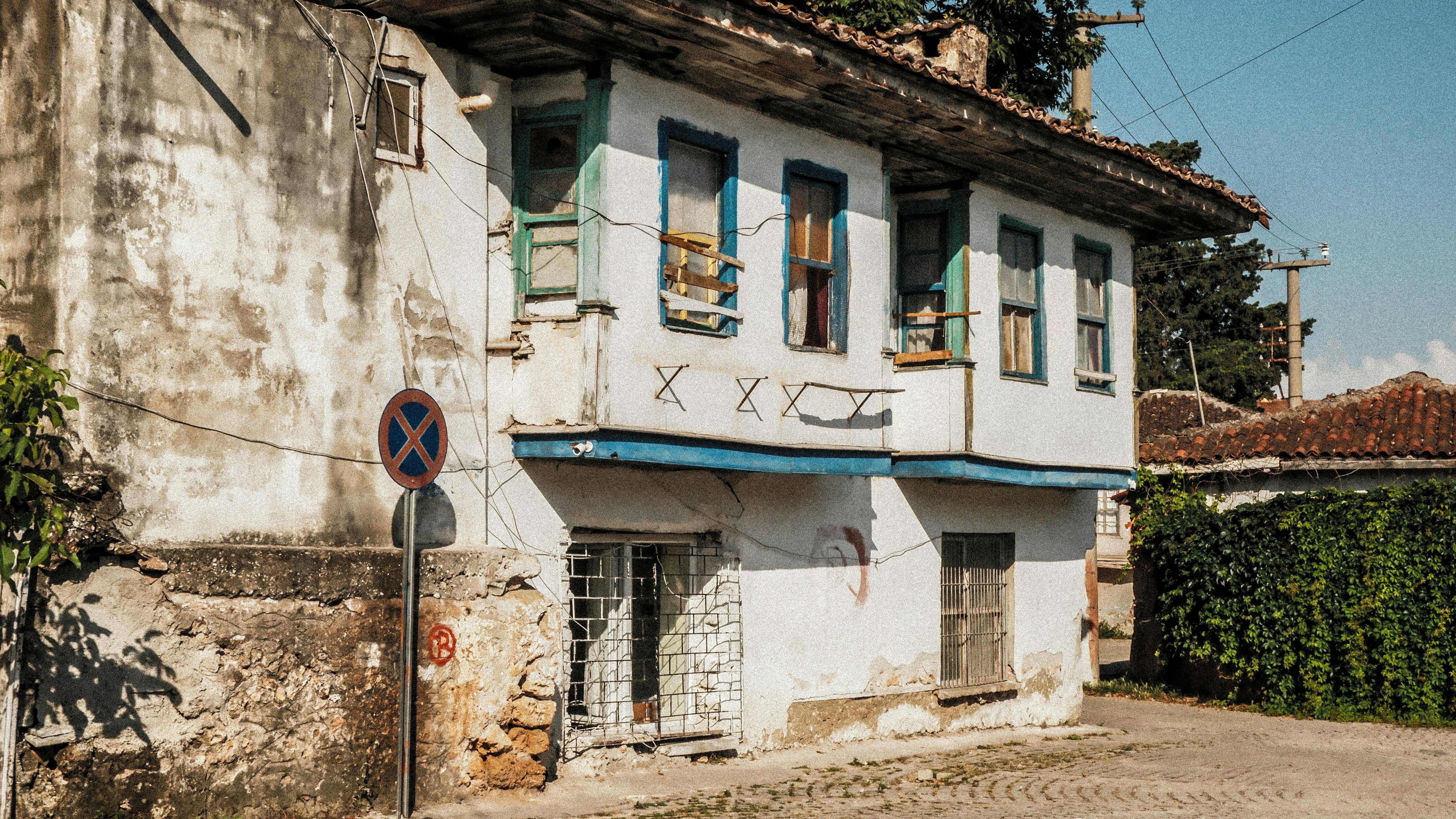 Exterior of an Abandoned House · Free Stock Photo