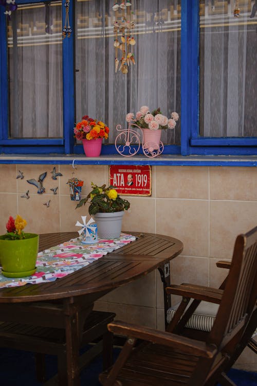Foto profissional grátis de cadeira, flores, mesa