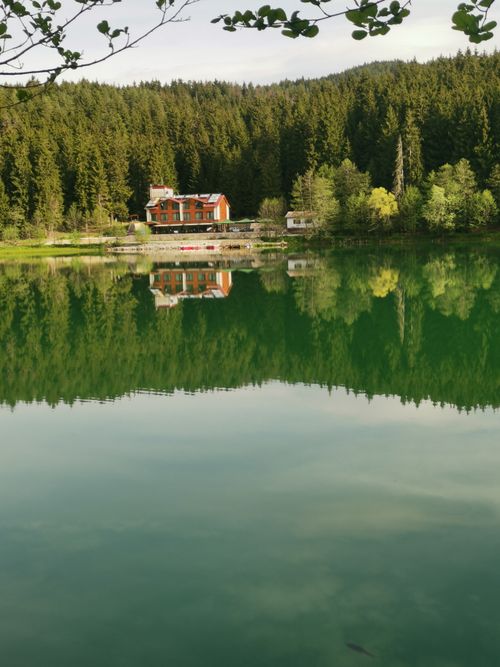 Free Majestic mansion reflecting on a tranquil lake in Borçka, Artvin, Türkiye. Stock Photo