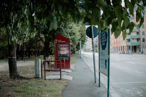 Základová fotografie zdarma na téma asfalt, autobusová zastávka, budovy