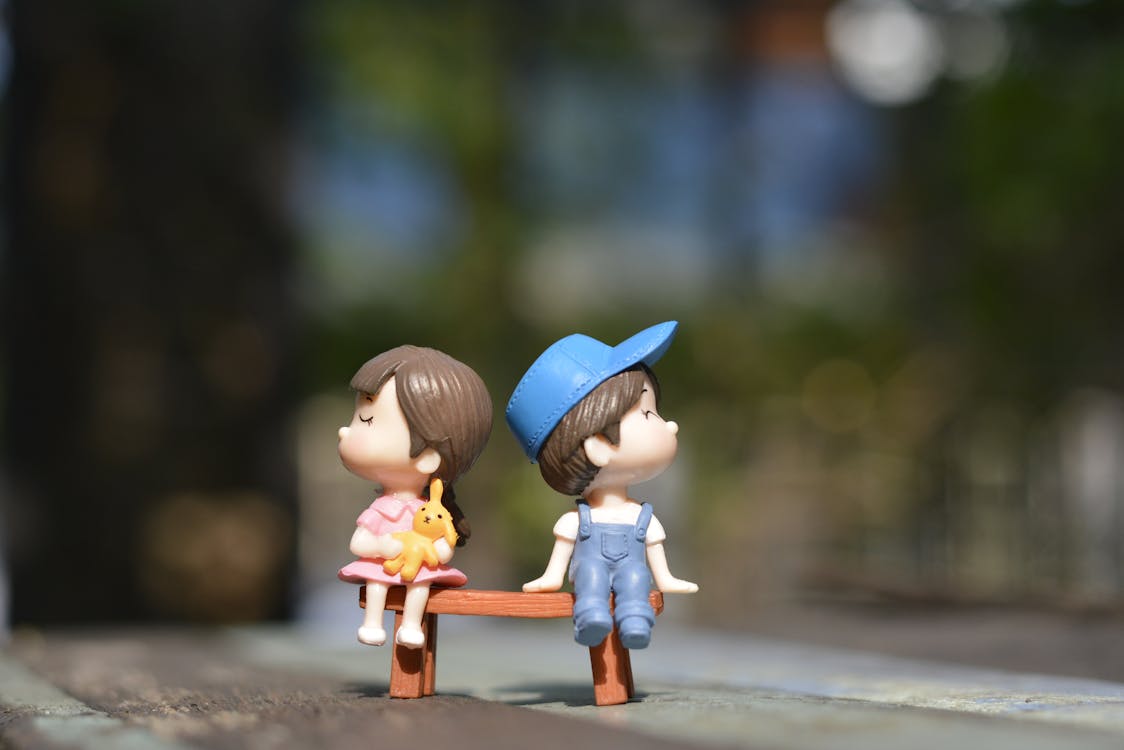 Free ベンチおもちゃに座っている男の子と女の子 Stock Photo