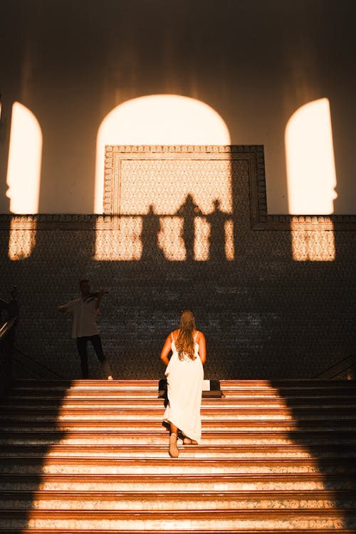 Darmowe zdjęcie z galerii z chodzenie, cień, kobieta