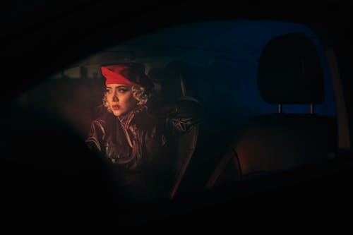Fotos de stock gratuitas de anochecer, boina roja, interior del coche